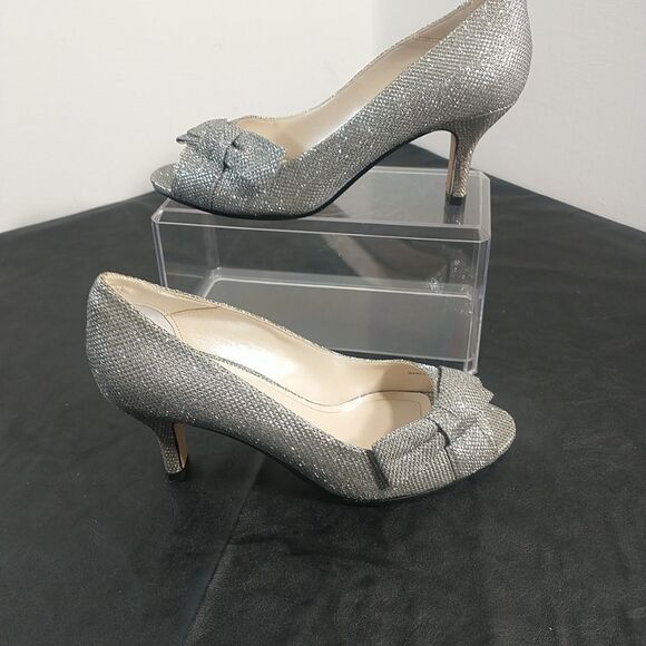 Caparros Woman's SZ 6.5B Silver Mesh Pumps Peep Toe Toe Heels Bow. - Picture 6 of 9
